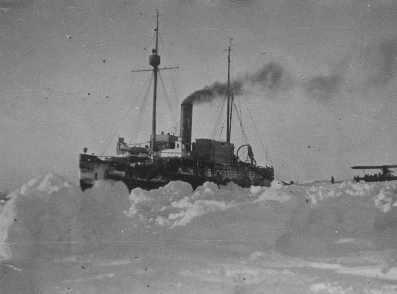 Ледокол, январь - февраль 1938, Северный полюс. Высадка экспедиции на лед была выполнена 21 мая 1937 года. Официальное открытие дрейфующей станции «Северный полюс-1» состоялось 6 июня 1937 года. Через 9 месяцев дрейфа (274 дня) на юг станция была вынесена в Гренландское море, льдина проплыла более 2000 км. Ледокольные пароходы «Таймыр» и «Мурман» сняли полярников 19 февраля 1938 года.