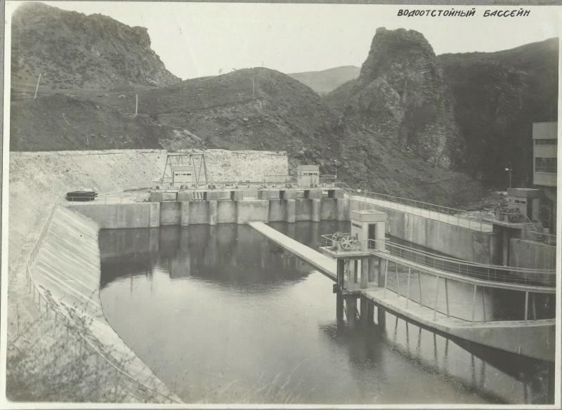 Водоотстойный бассейн, 1930-е, Армянская ССР, с. Дсех. Дзорагетская ГЭС. Строительство было начато в 1927 году. Первый гидроагрегат станции пущен 15 ноября 1932 года, второй и третий гидроагрегаты введены в эксплуатацию в 1933 году.