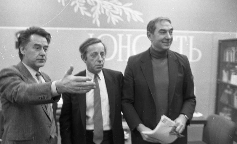 Поэты Александр Глезер и Андрей Дементьев в редакции журнала «Юность», 1989 год, г. Москва