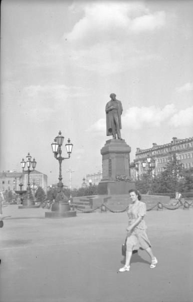 Пушкинская площадь, 1950-е, г. Москва. Памятник установлен в 1880 году в начале Тверского бульвара на Страстной площади (ныне Пушкинская). В 1950 году его переместили на противоположную сторону площади, где и находится до сих пор. Скульптор Александр Опекушин.