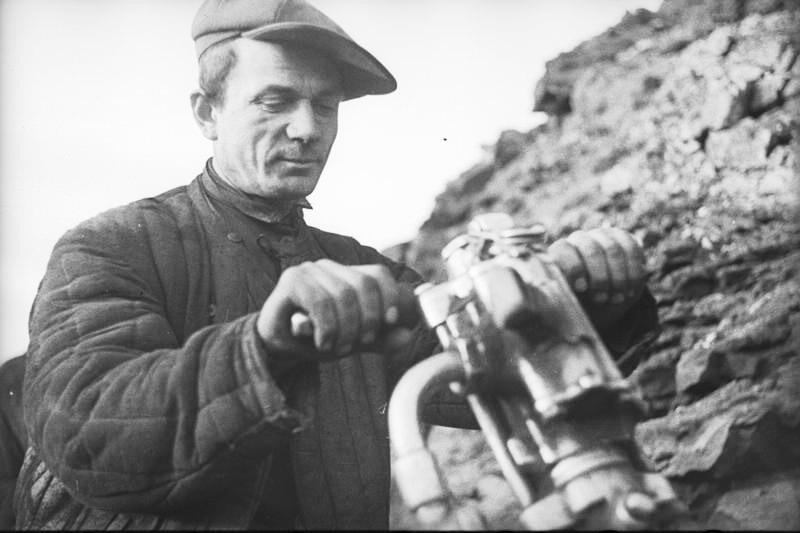 Рабочий с отбойным молотком (разработка руды ручным способом), 1937 год, г. Магнитогорск