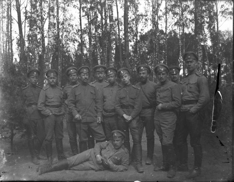 Группа офицеров на опушке леса, 1900-е