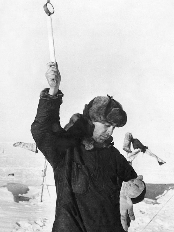 Евгений Федоров определяет скорость ветра у первой жилой палатки на дрейфующей станции, май 1937