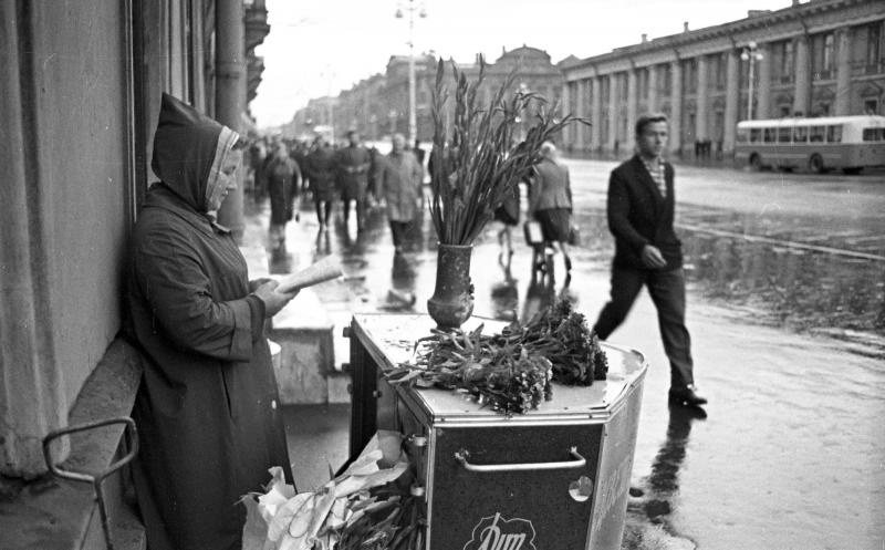 Продавщица цветов на Невском проспекте, 1960-е, г. Ленинград