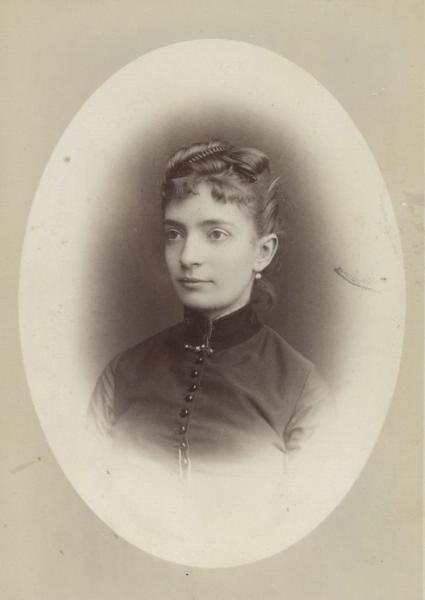 Женский портрет, 1880-е, г. Санкт-Петербург. Альбуминовая печать.