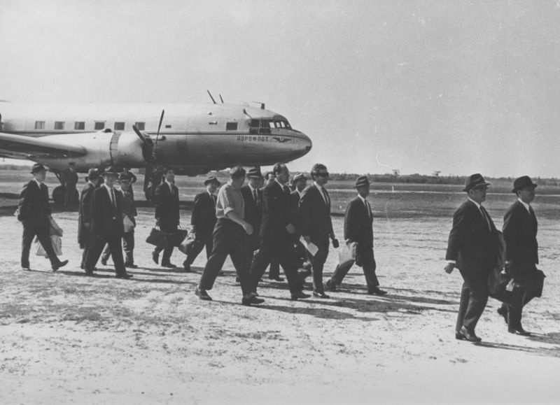 Японская делегация металлургов в Череповце на аэродроме в д. Матурино, 1965 год, г. Череповец и Череповецкий район