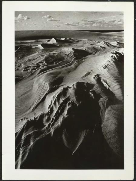 В дюнах Неринги, 1970-е. Выставка «В пустыне» с этой фотографией.