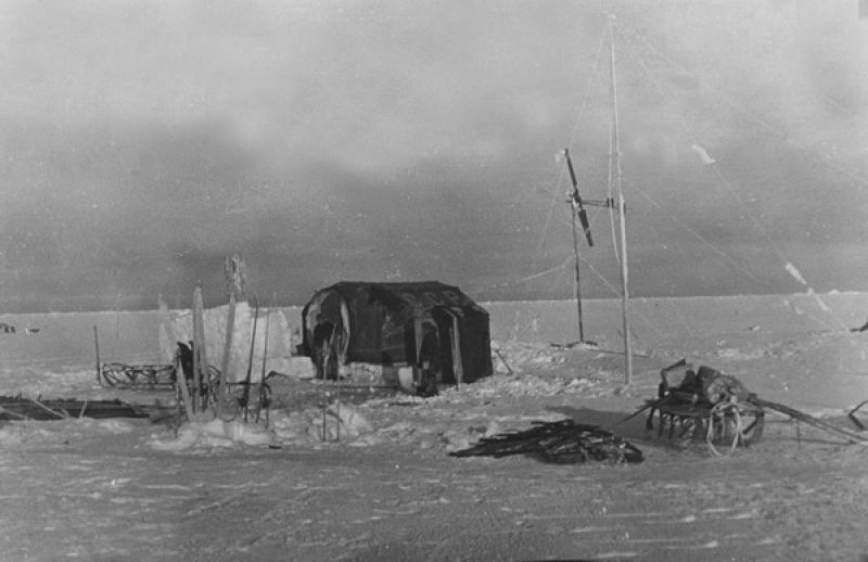 На дрейфующей станции «Северный Полюс-1», 1937 год