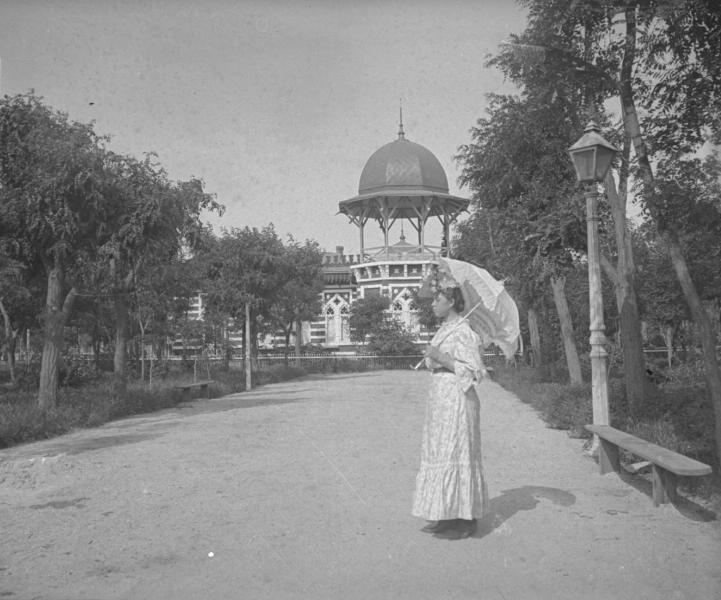 Прогулка по Ялте, 1901 год, Таврическая губ., Крым, г. Ялта. Александра Савицкая.