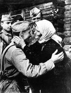 «Спасибо, сынок!», 1943 год, Смоленская обл.. Выставки&nbsp;«10 фотографий: Улыбки 1940-х»,&nbsp;«Улыбки XX века» и «Фотографии Марка Редькина» с этим снимком.