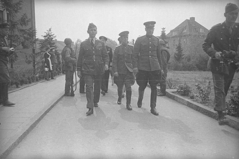 Артур Уильям Теддер с группой советских офицеров, 1945 год, Германия, г. Берлин, Карлсхорст