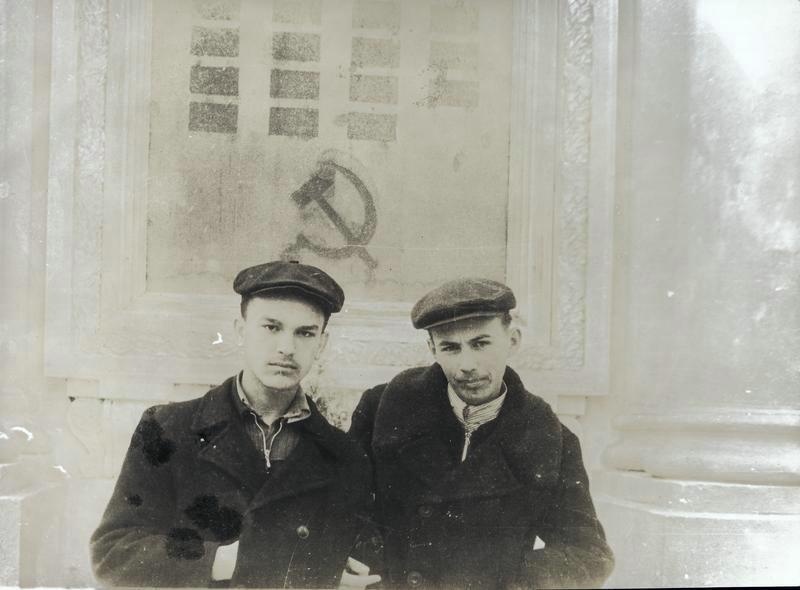 Двое мужчин, 1954 год, Украинская ССР, г. Днепропетровск. С 2016 года – Днепр.Выставка «Українська РСР» с этой фотографией.