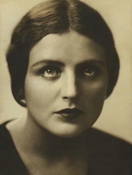 Портрет актрисы Жуковской, 1930-е. Видео «Вахтанговцы», выставка «Макияж 1920-х» с этой фотографией. 