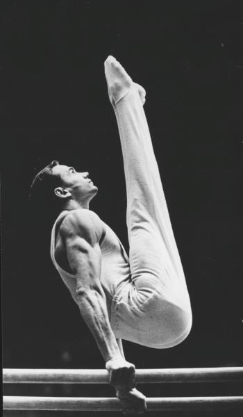 Гимнаст Павел Столбов, 1950-е. Выставка «О спорт – ты мир!» с этой фотографией.