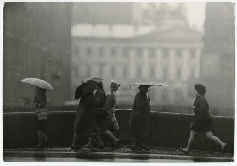 «Под зонтиком», 1965 год, г. Ленинград. Выставка «Топ-10 фотографий с зонтиком» с этим снимком.