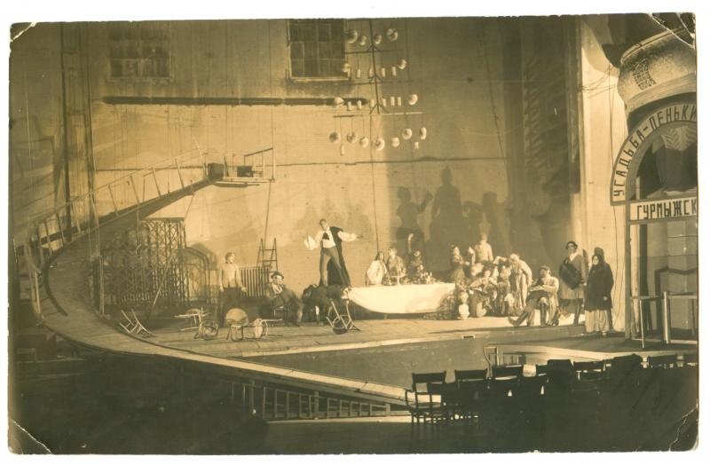 Театр имени Всеволода Мейерхольда. Сцена из спектакля «Лес», январь 1924, г. Москва. Видеовыставки:&nbsp;«Мейерхольд», «Роковая актриса» с этой фотографией.