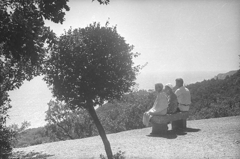 На каменной скамье над морем, 1930-е, Крымская АССР. Выставка «Отпуск одного фотографа» с этой фотографией.&nbsp;