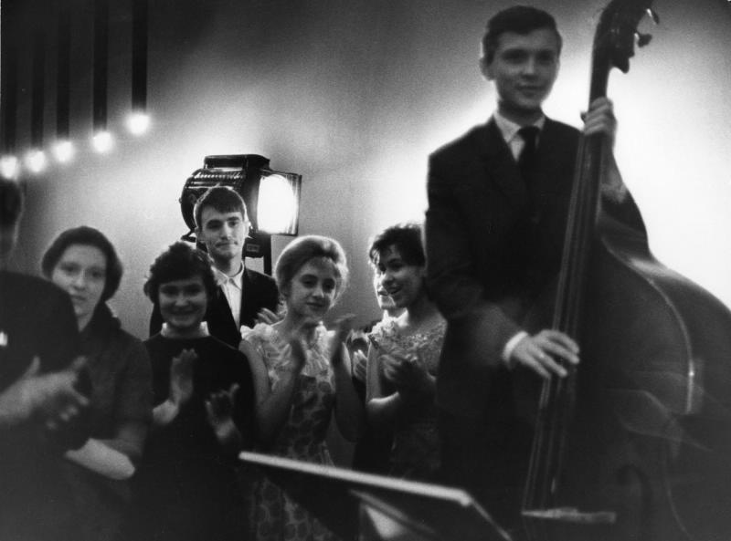 Слушая контрабасиста, 1965 год, г. Норильск. Выставка «"То, что мы играем, и есть сама жизнь". – Луи Армстронг» с этой фотографией.