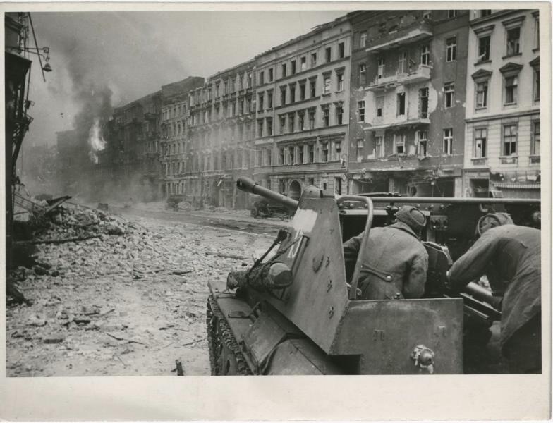 Бои на улицах Берлина. Апрель 1945 года, апрель 1945, Германия, г. Берлин. Выставка: «Бои за Берлин» с этой фотография.