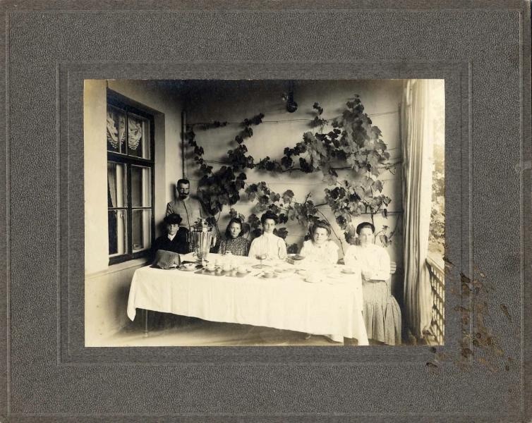 Чаепитие на веранде, 1900-е. Андрей Козаков, вторая справа – Софья Козакова, вторая слева – Вера Веденисова, первая слева – их мать.Выставка «15 фотографий: на веранде до 1917 года» с этим снимком.