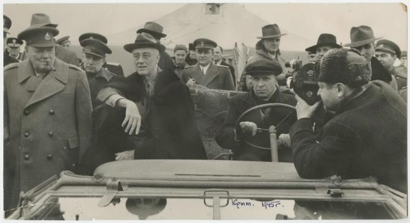 Встреча глав правительств союзных держав, 3 февраля 1945, Крымская АССР, Сакский р-н. Слева стоит Уинстон Черчилль, в автомобиле – Франклин Рузвельт. Снимает кинооператор Абрам Кричевский. За рулем – Федор Ходаков.Видеовыставка «Михаил Громов» с этой фотографией.&nbsp;