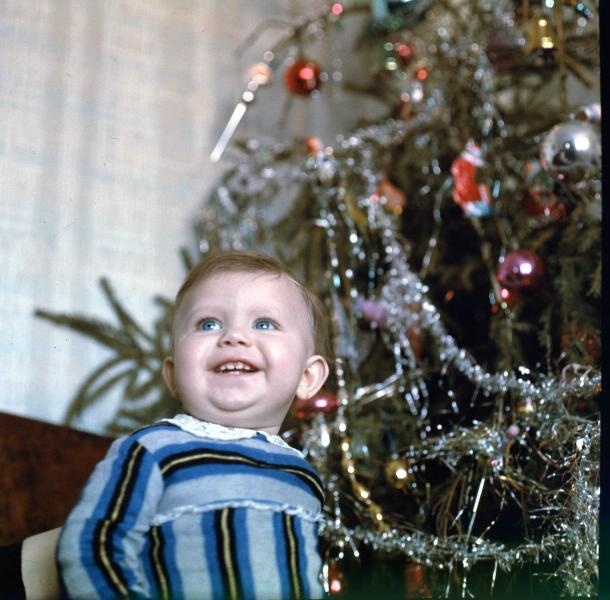 Девочка около новогодней елки, 1960-е