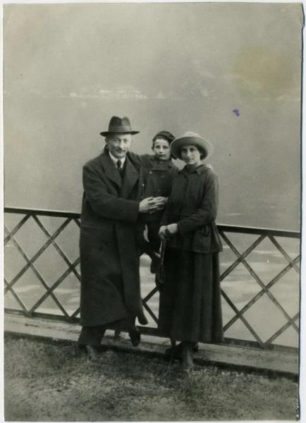 Феликс Дзержинский с женой Софьей и сыном Яном в Лугано, октябрь 1918, Швейцария, г. Лугано. Выставка «В кругу семьи: от Ульянова до Ельцина» с этой фотографией.