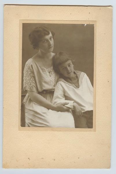 Портрет матери с сыном, 1923 год