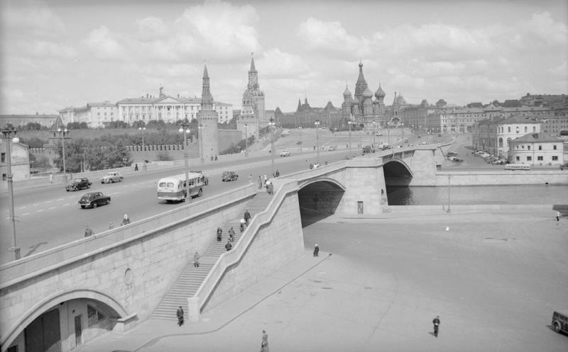 Вид на Большой Москворецкий мост, Московский Кремль, 1955 - 1965, г. Москва, Берсеневская набережная. Выставка «Мосты Москвы» с этой фотографией.&nbsp;