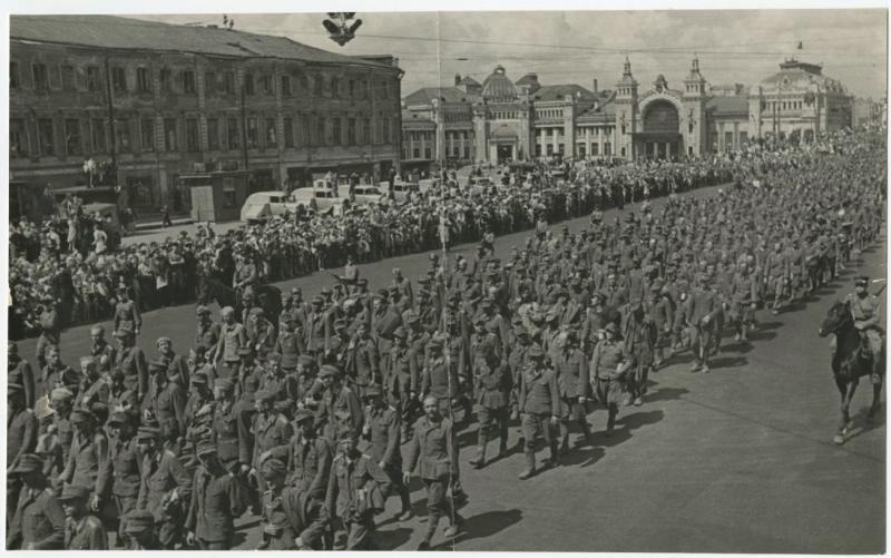 Колонна немецких военнопленных у Белорусского вокзала, 1944 год, г. Москва
