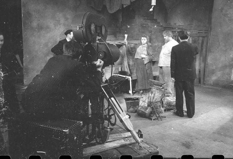 На съемках фильма «На дне», 1952 год, г. Москва. Выставка «За кадром» с этой фотографией.