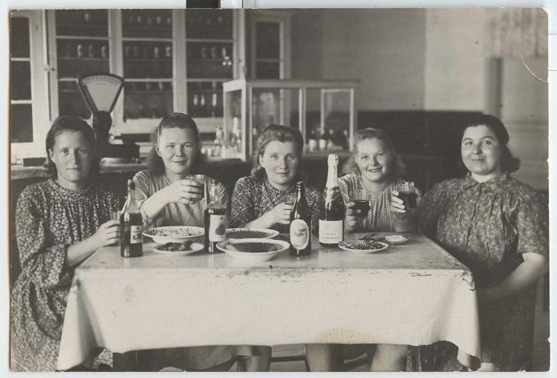 За праздничным столом, 1930-е. Выставки&nbsp;«Застолье по-советски»&nbsp;и «In vino / pivo / vodka veritas...» с этой фотографией.