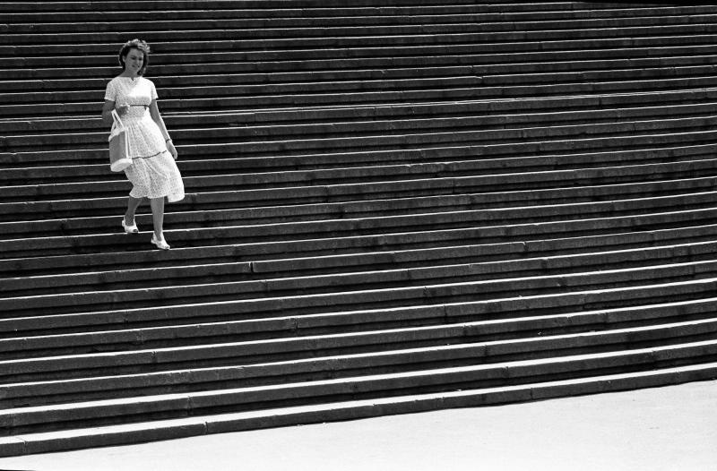 Девушка на лестнице, 1958 год, Украинская ССР, г. Харьков. Украинский заочно-политехнический институт.Выставка «Мода в СССР: летние платья 1950–1970-х» с этой фотографией.