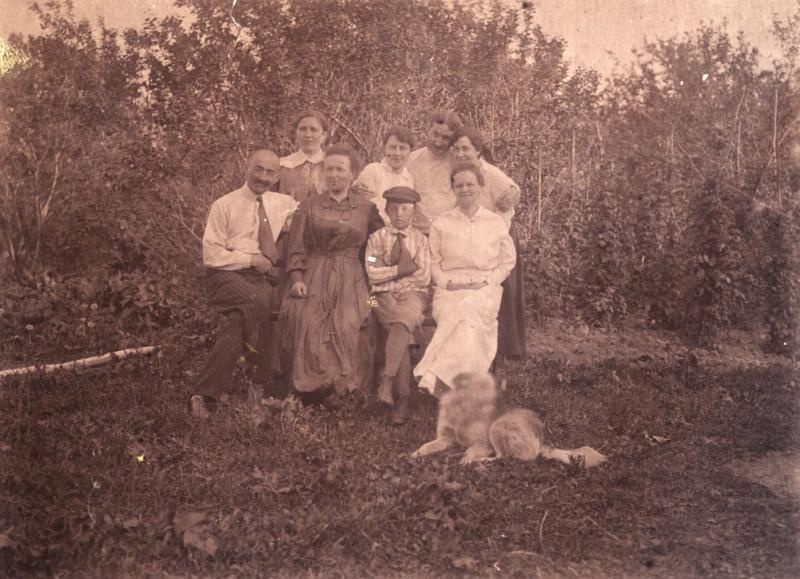 Фотограф Павел Иванович Левинский с семьей, 1920 - 1925