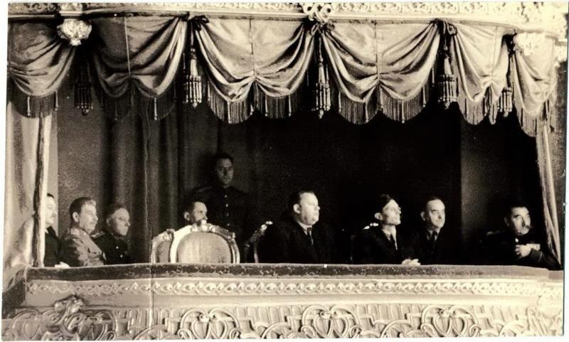 Иосиф Сталин в ложе театра, 1945 - 1952. Видеовыставка «Мейерхольд» с этой фотографией.&nbsp;