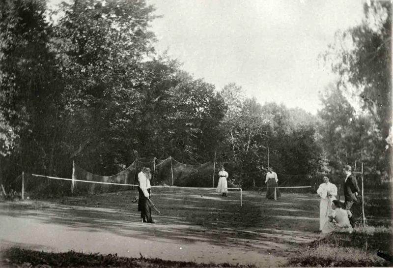 Владимир Чертков и Лев Толстой играют в теннис, 1900 год