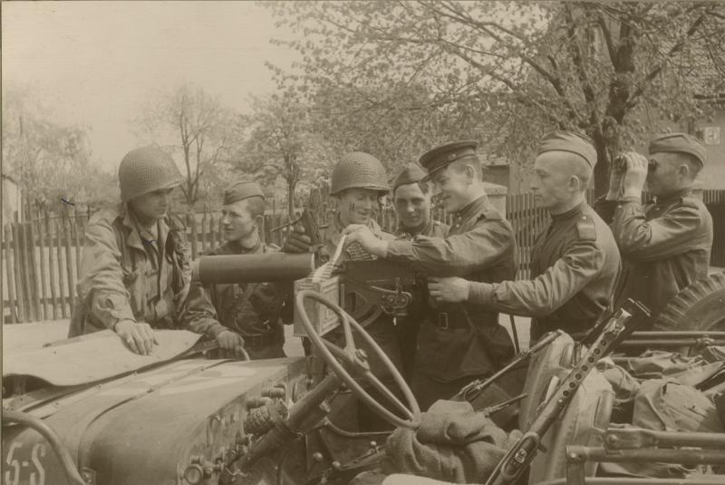 Встреча на Эльбе. Советские бойцы осматривают пулемет американцев, установленный в джипе, 26 апреля 1945, Германия, г. Торгау. Видеовыставка «Встреча на Эльбе» с этой фотографией.