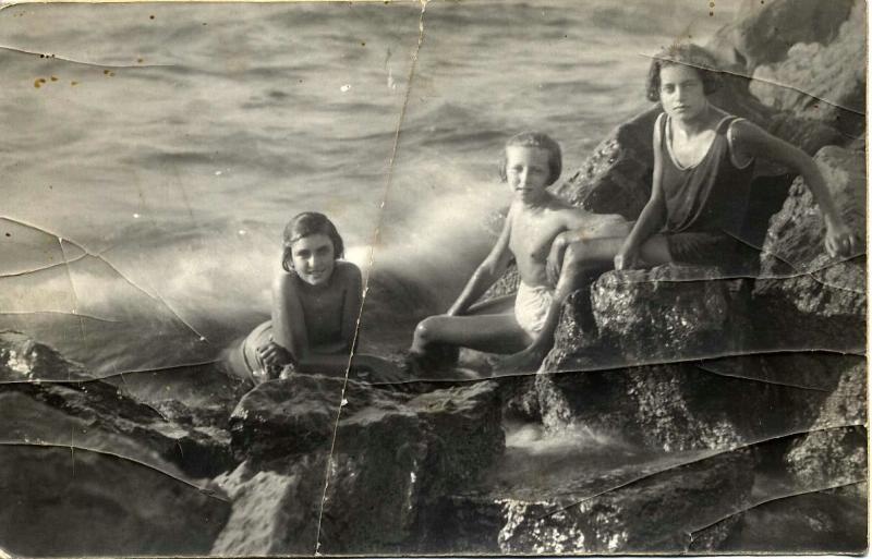 Девочки на берегу моря, 1920-е