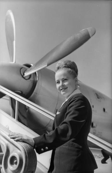 Бортпроводница на трапе самолета «Аэрофлота», 1960-е. Выставка «Небо. Самолет. Девушка» с этой фотографией.&nbsp;