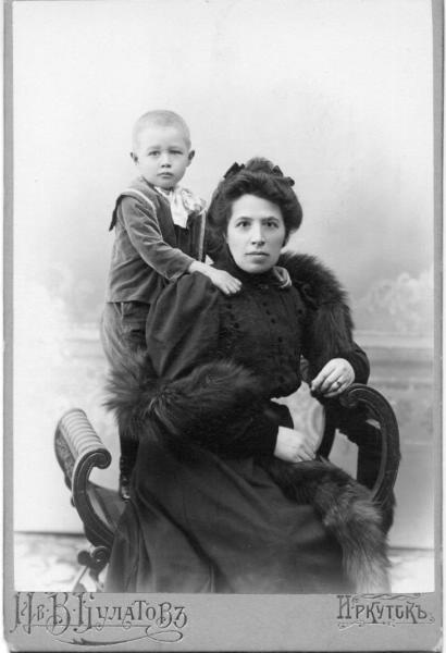 Женщина с ребенком, 1890-е, г. Иркутск