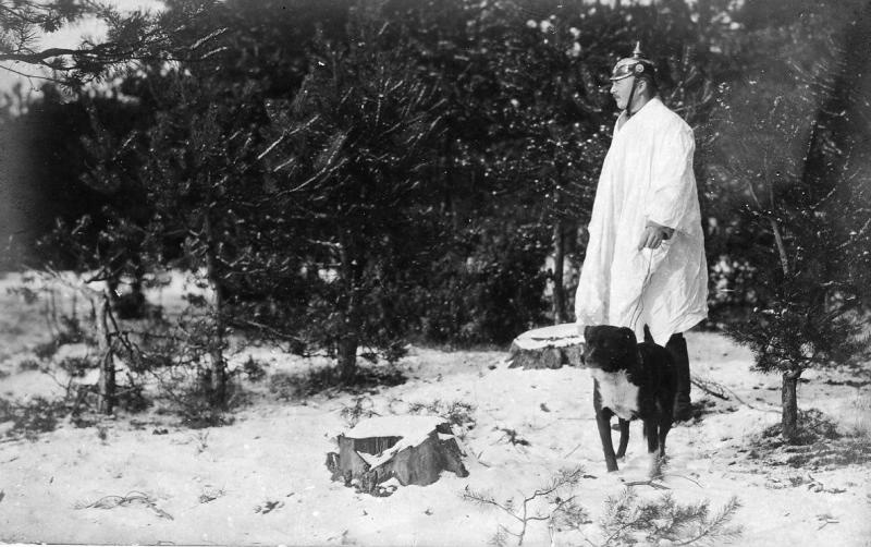 Немецкий разведчик с собакой, 1915 год
