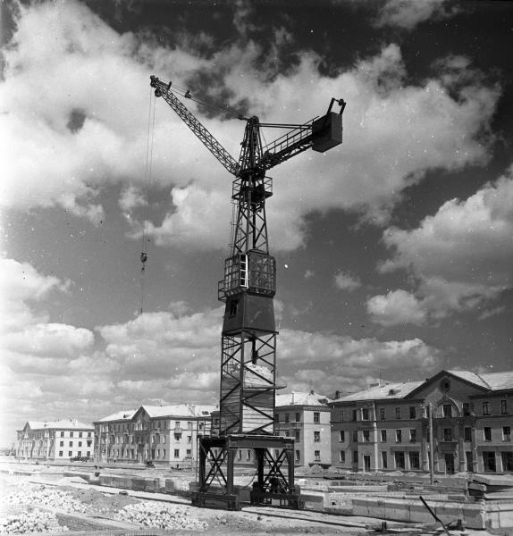 Башенный кран, 1958 год, г. Свердловск. Выставка «Железные жирафы» с этой фотографией.&nbsp;