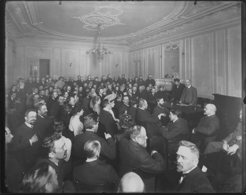 Собрание членов кадетского клуба Первой Государственной думы (стоит у стола князь Д. И. Бебутов), 1906 год, г. Санкт-Петербург