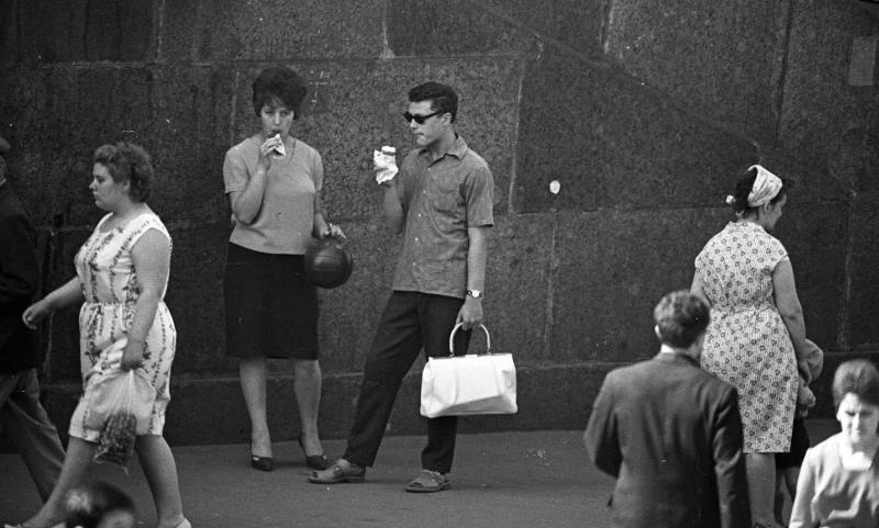Люди на улице, 1960-е, г. Ленинград