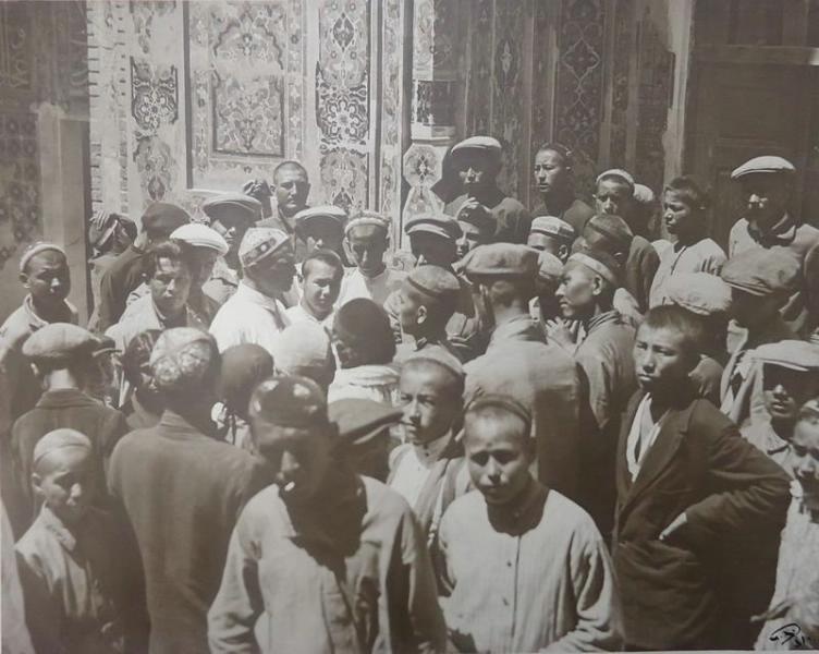 Профессор А. И. Башкиров среди школьников-экскурсантов в Шахи Зинда, 1931 год, Узбекская ССР, г. Самарканд