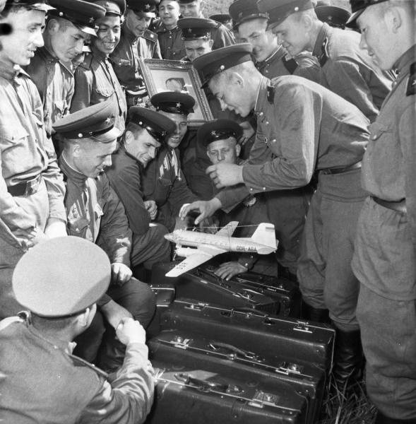 Группа советских военнослужащих, 1956 год, ГДР, г. Дрезден. Из серии «Возвращение на родину».