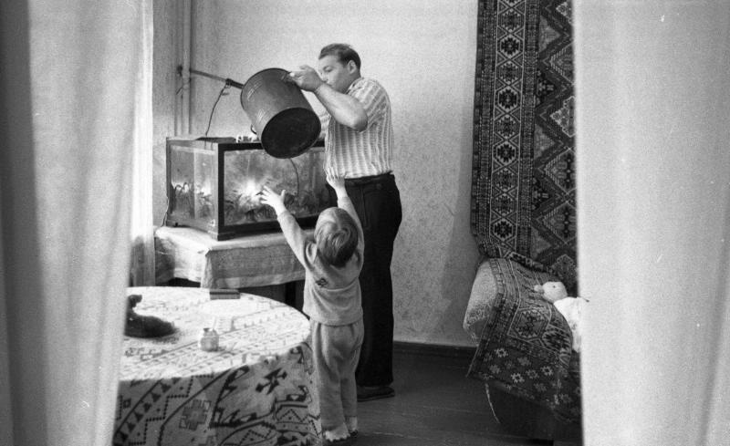 Мужчина с девочкой в комнате, 1964 год, г. Магнитогорск. Выставка «СССР в 1964 году» с этой фотографией.