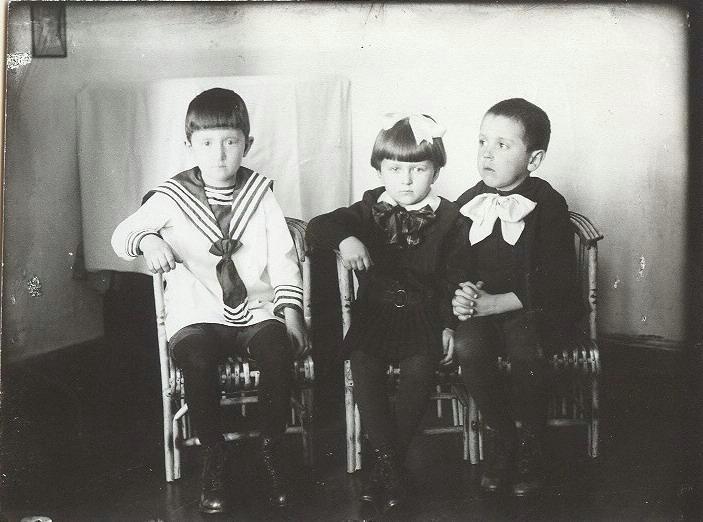 Портрет девочки и двух мальчиков, 17 июля 1915