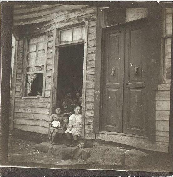 Портрет детей на крыльце дома, 1920-е