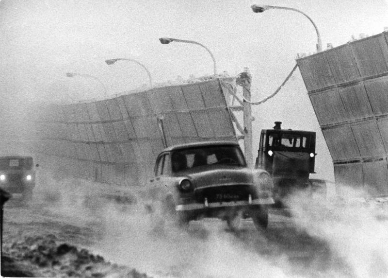 Новая дорога, 1965 год, г. Норильск. На первом плане – ГАЗ-21, за ним трактор С-100. На заднем плане с включенными фарами – УАЗ-450.